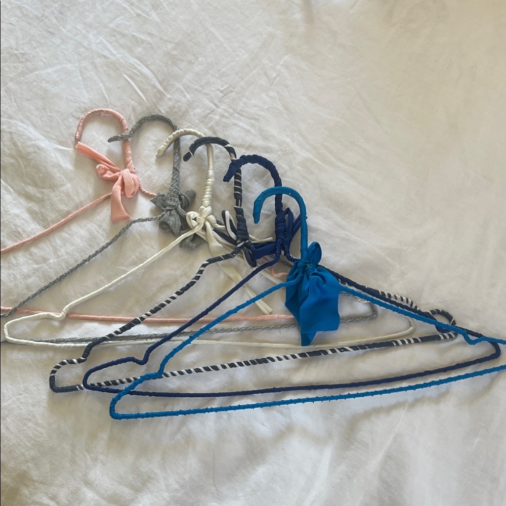 Set of 5 Velvet Hangers with Bows
